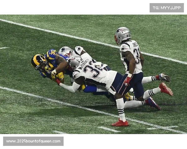 欧洲冠军杯橄榄球赛16强战突发意外，跳伞表演者被困体育场屋顶致比赛延迟