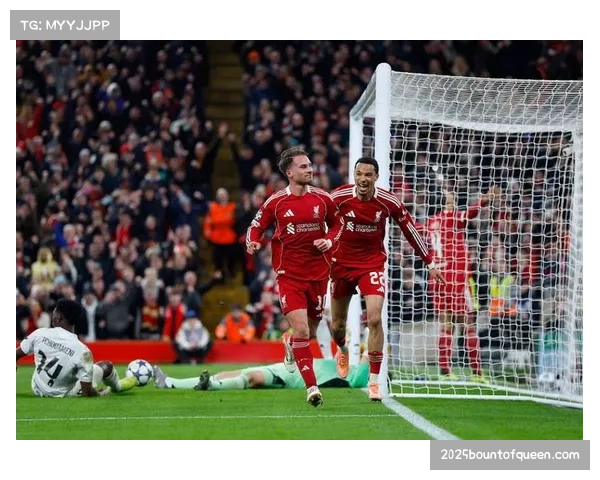 欧冠实时：拜仁利用战术角球由穆夏拉首开纪录